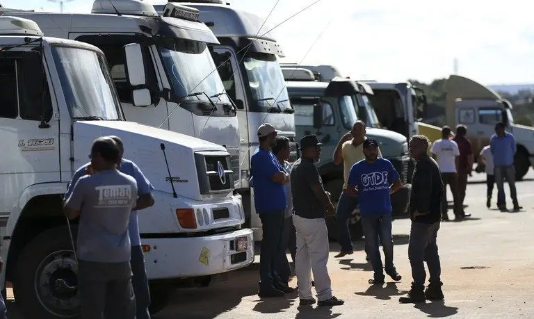 Impasse no Senado aumenta tensão com caminhoneiros e reacende risco de greve
