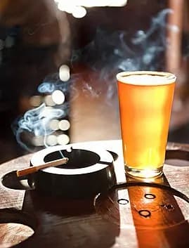 Álcool e tabaco podem causar danos graves à visão (Foto por PGNTree)