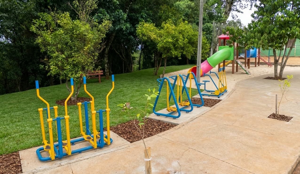 Praça do Bairro Primavera recebe melhorias em Pinhalzinho (Foto por Ascom)