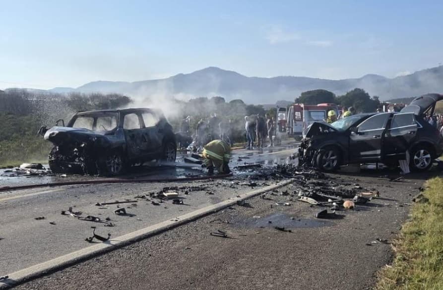 Colisão fez um dos carros incendiar (Foto por Divulgação)