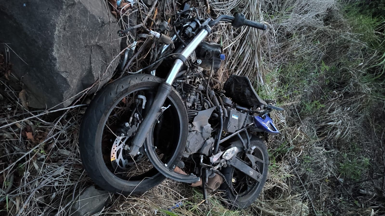 Motociclista foi encontrado morto no local (Foto por Corpo de Bombeiros)