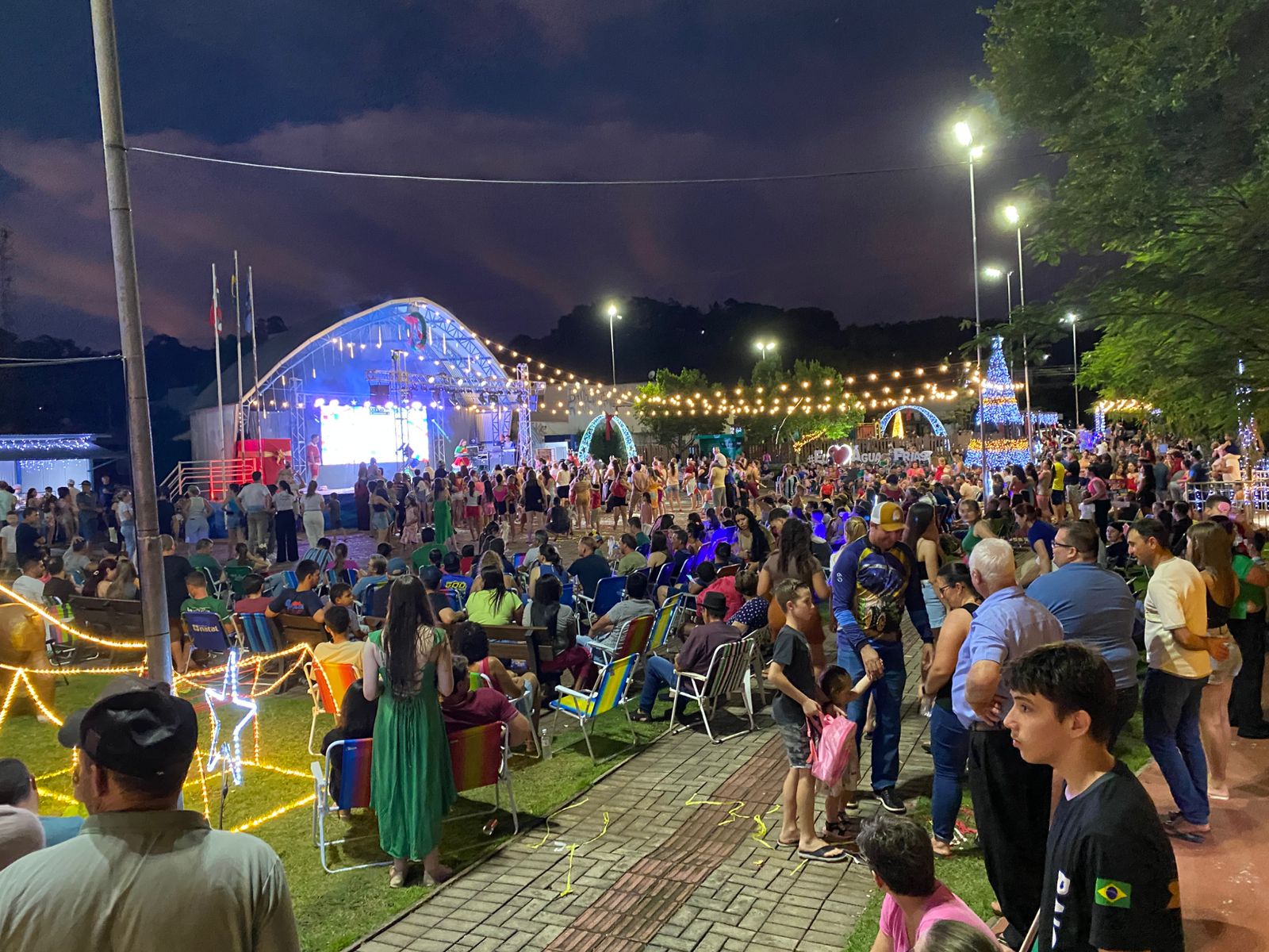 Programação infantil reúne multidão e marca clima natalino em Águas Frias