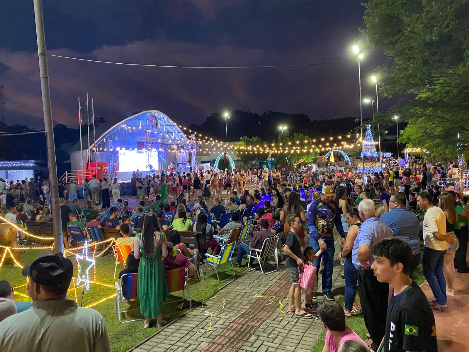 População lotou a praça do município (por Felipe Eduardo Zamboni)