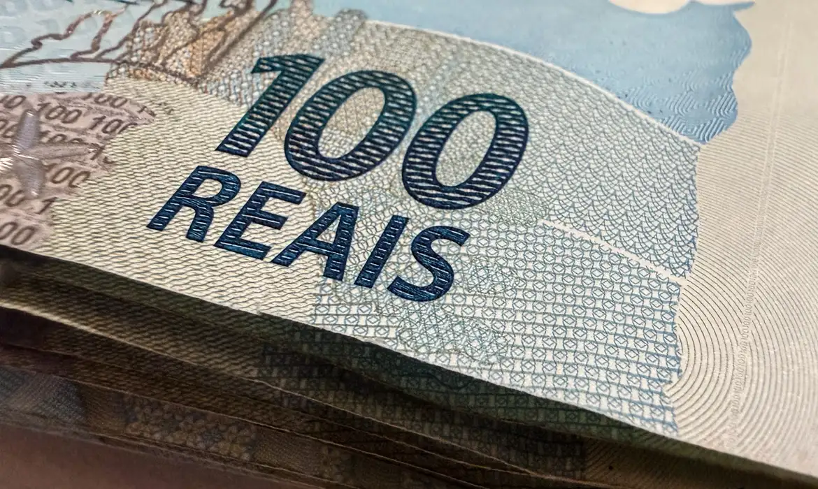 Governo prevê superávit acima da meta fiscal para 2027 (Foto por Rafa Neddermeyer/Agência Brasil)