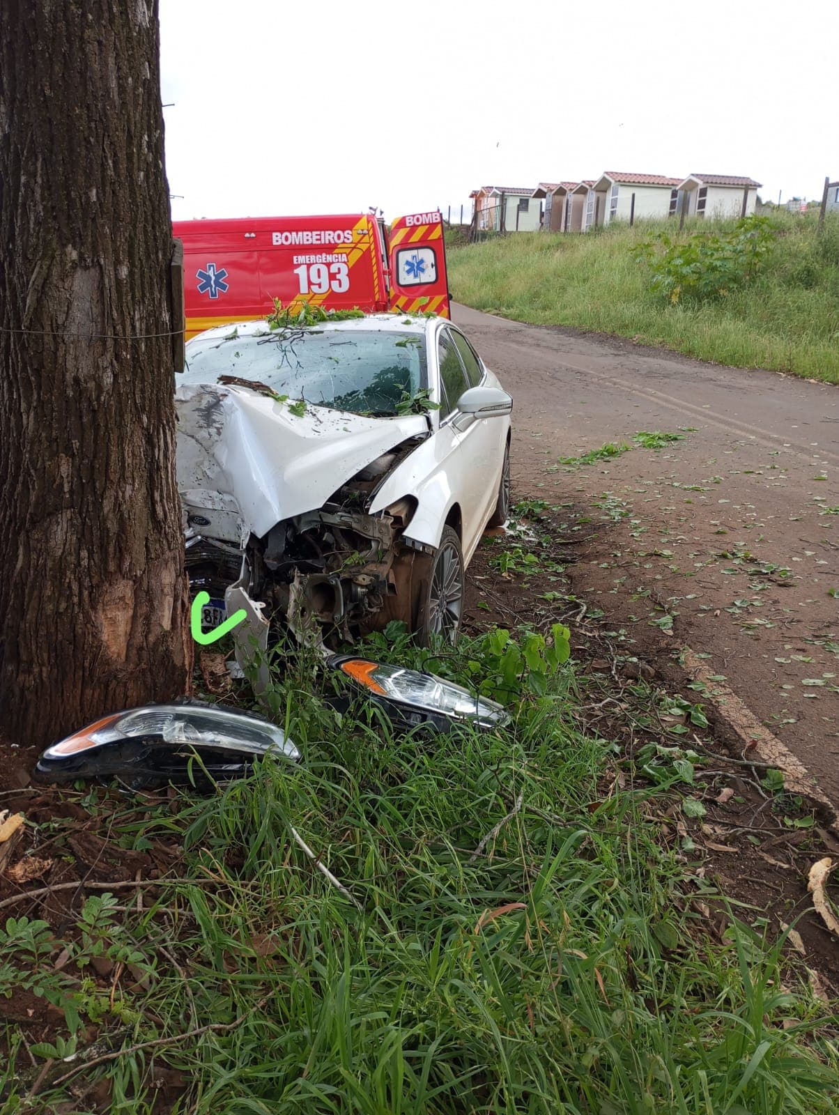 Carro sai da pista e bate de frente contra árvore em Palmitos (Foto por CBM)