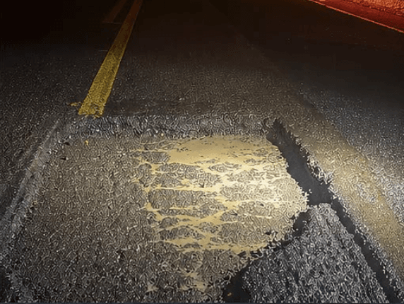 Buraco tem 7 centímetros de profundidade (Foto por Divulgação)