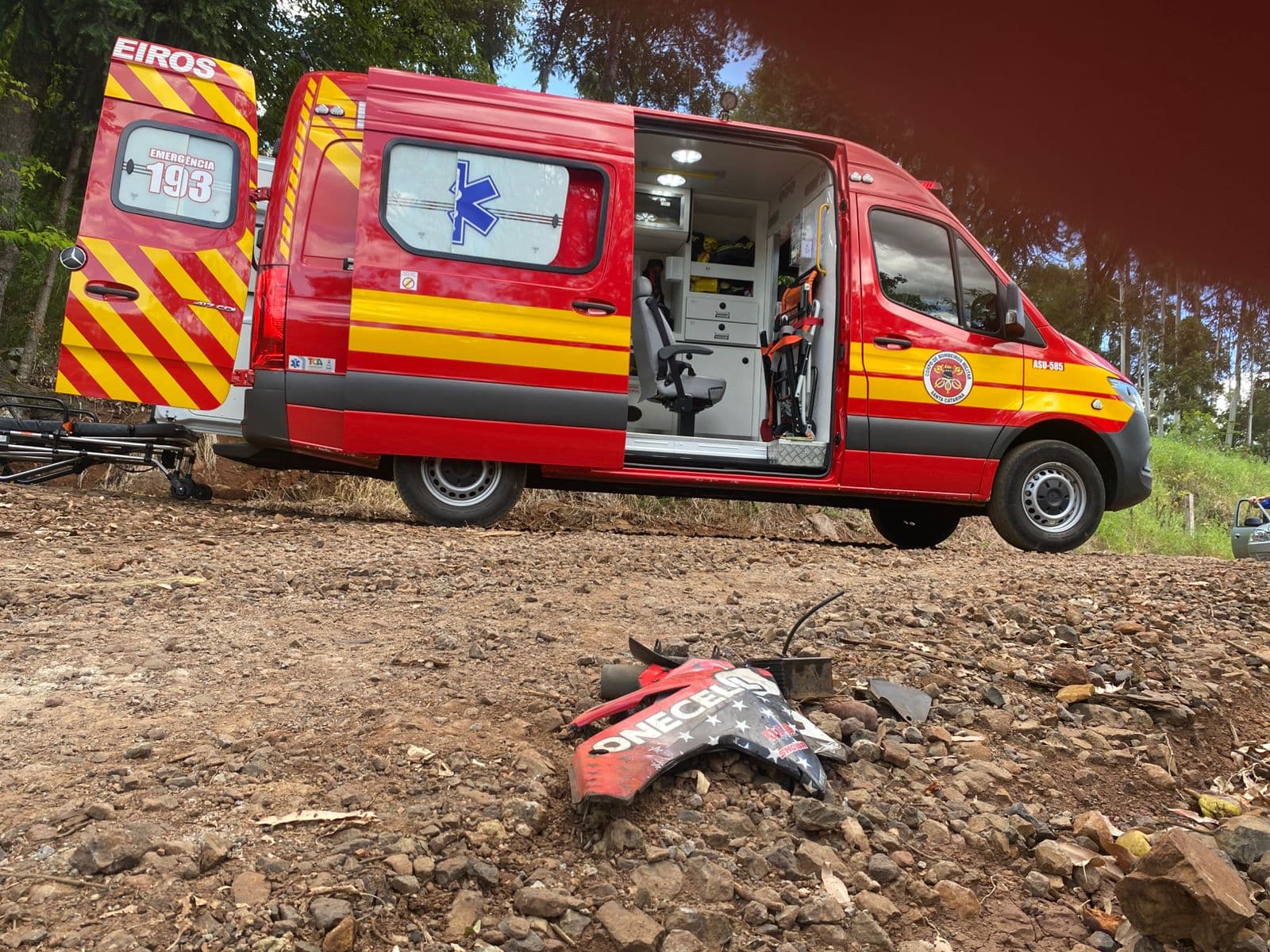 Jovens receberam atendimento do Corpo de Bombeiros (Foto por Felipe Eduardo Zamboni)