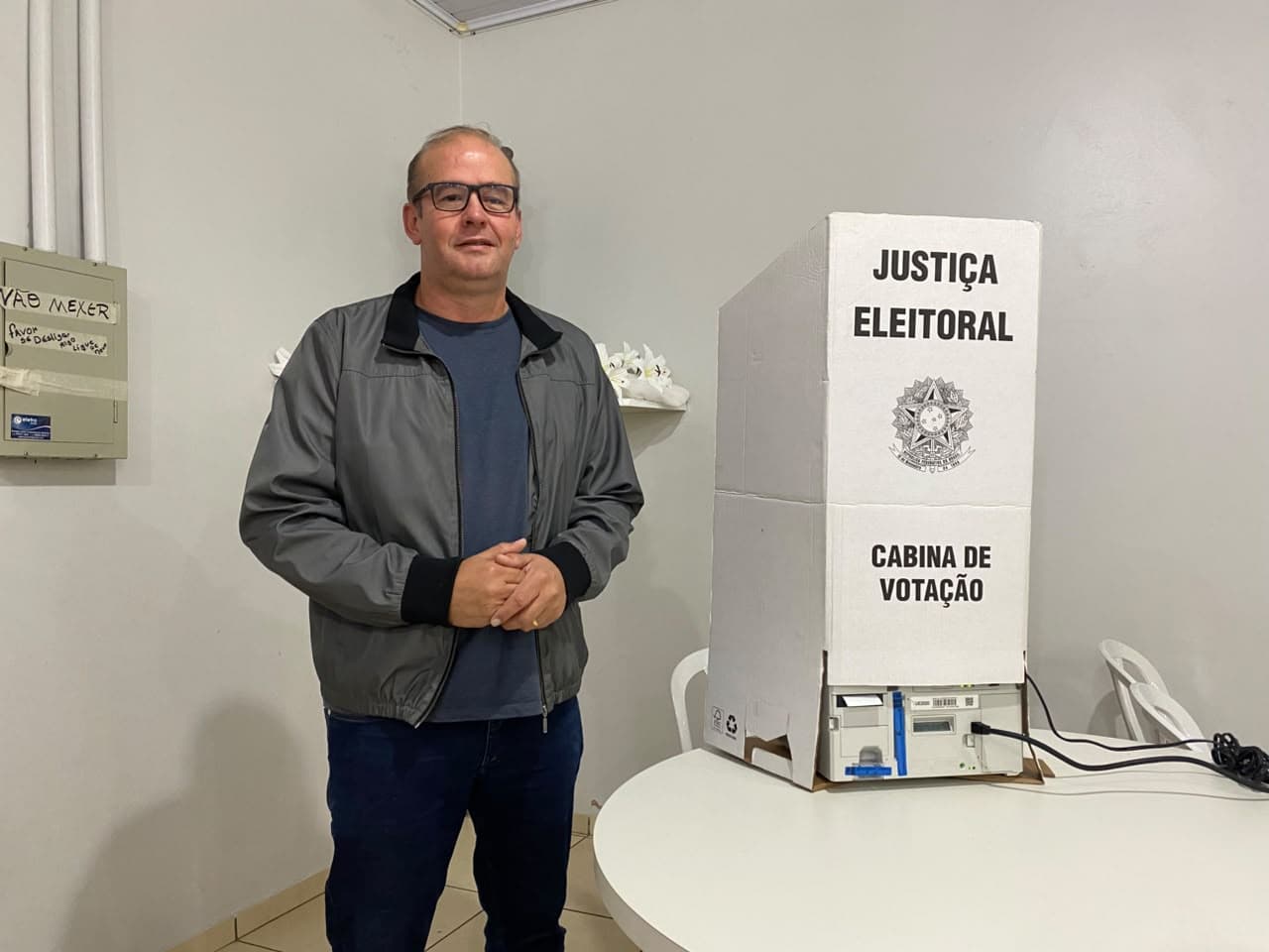 Prefeito de Pinhalzinho votou logo no início da manhã (Foto por Felipe Eduardo Zamboni)