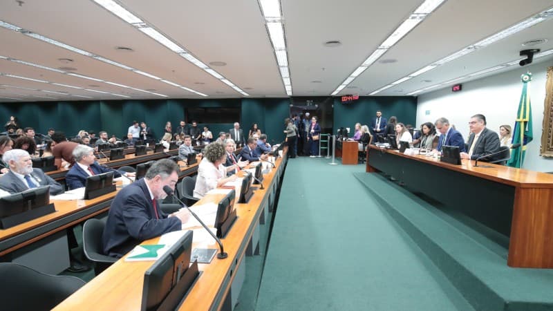 CCJ da Câmara aprova admissibilidade de PEC que reduz maioridade penal para 16 anos