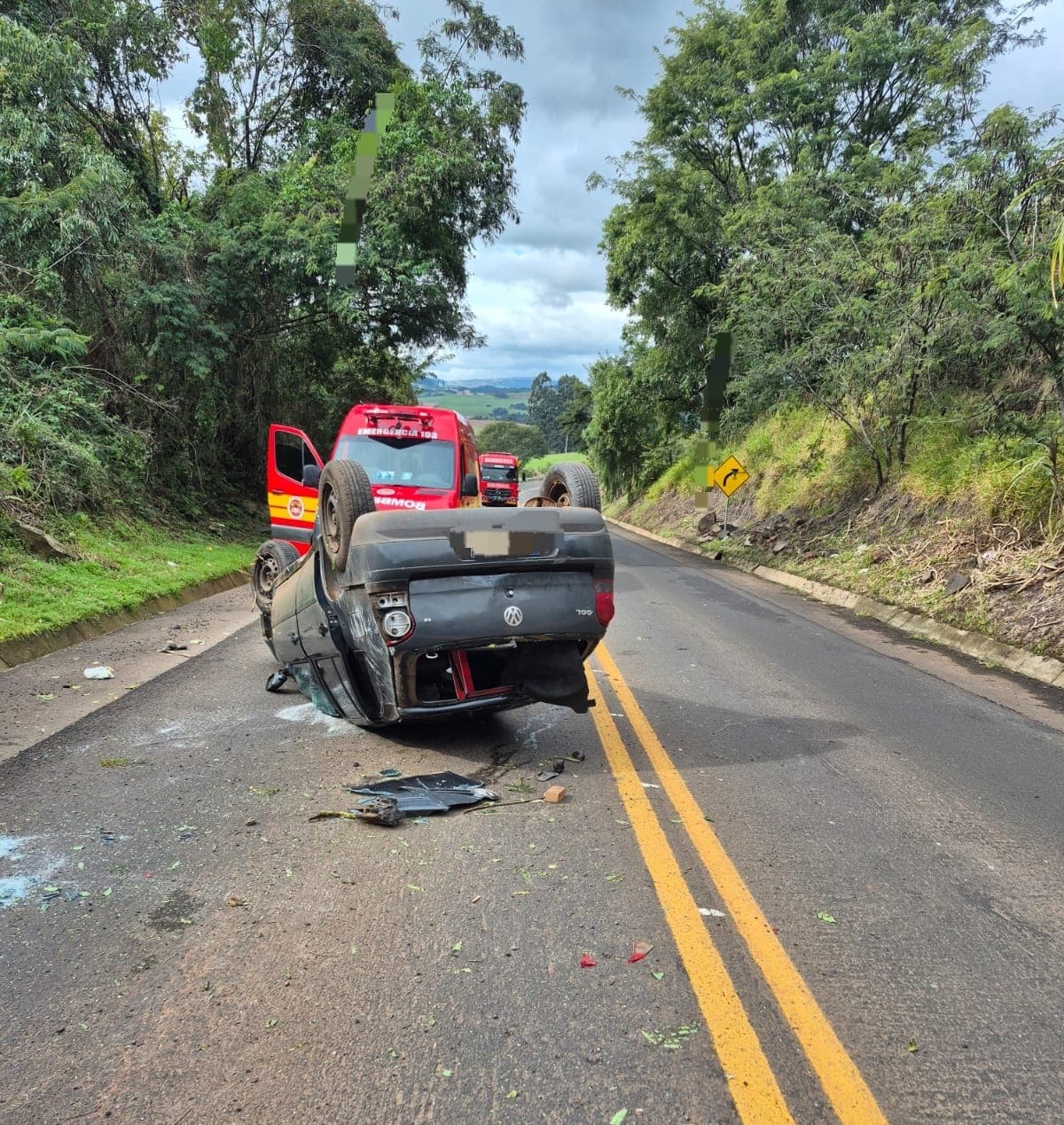 Veículo capota sobre a pista e adolescente é levado ao hospital (Foto por Divulgação CBM)