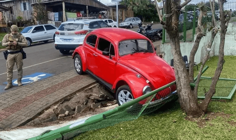 Ninguém ficou ferido no acidente (Foto por PM)