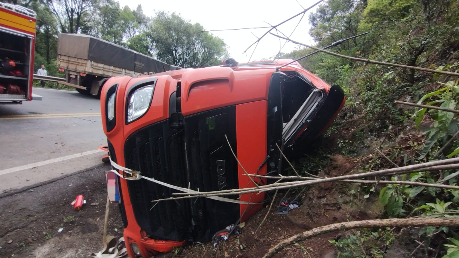 Carreta sai da pista e tomba na curva da Santa, na BR-282