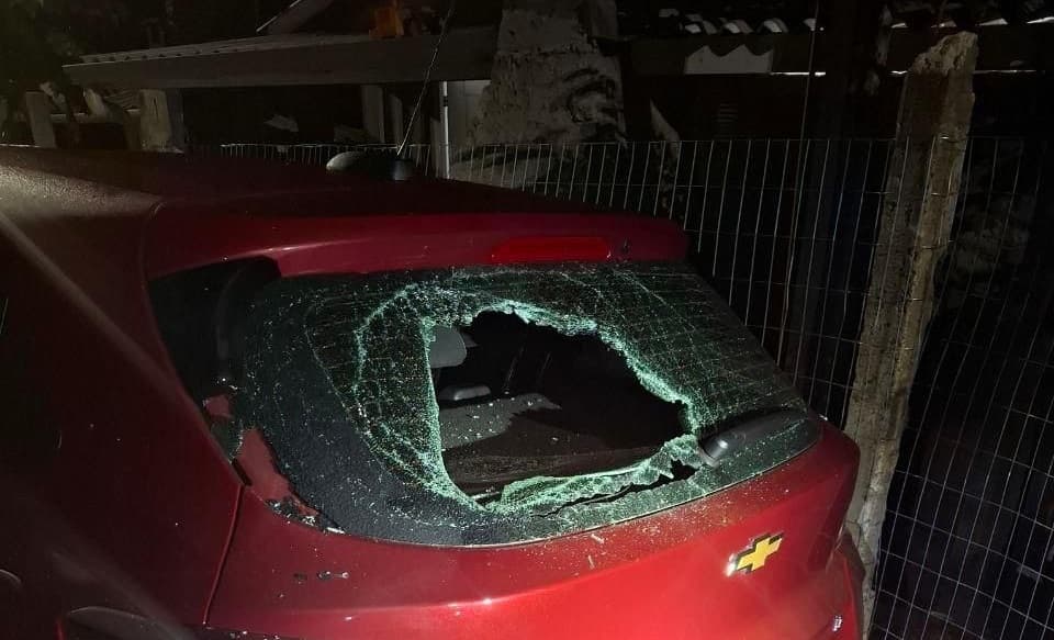 Vidro traseiro foi danificado (Foto por PM)