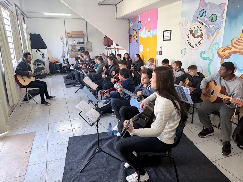Oficinas culturais aproximam crianças do universo da música em Pinhalzinho