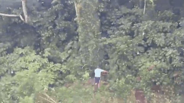 Pescador corre para matagal ao ver helicóptero da polícia