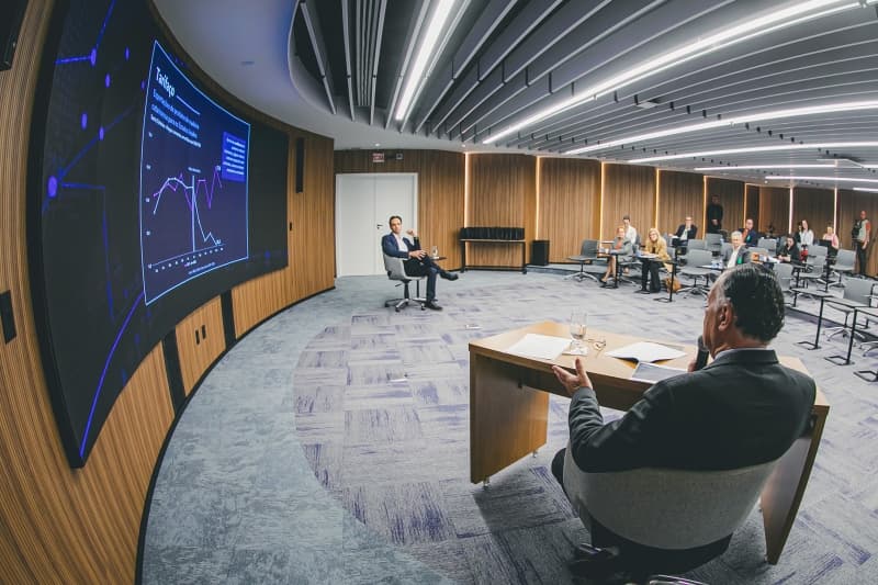 Indústria catarinense perde ritmo em 2025, mas diversificação evita queda maior