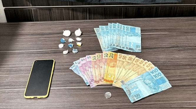 Dinheiro também foi apreendido (Foto por PM)