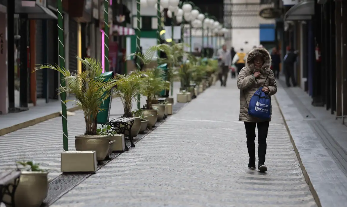 Inverno começa no Brasil com previsão de temperaturas acima da média