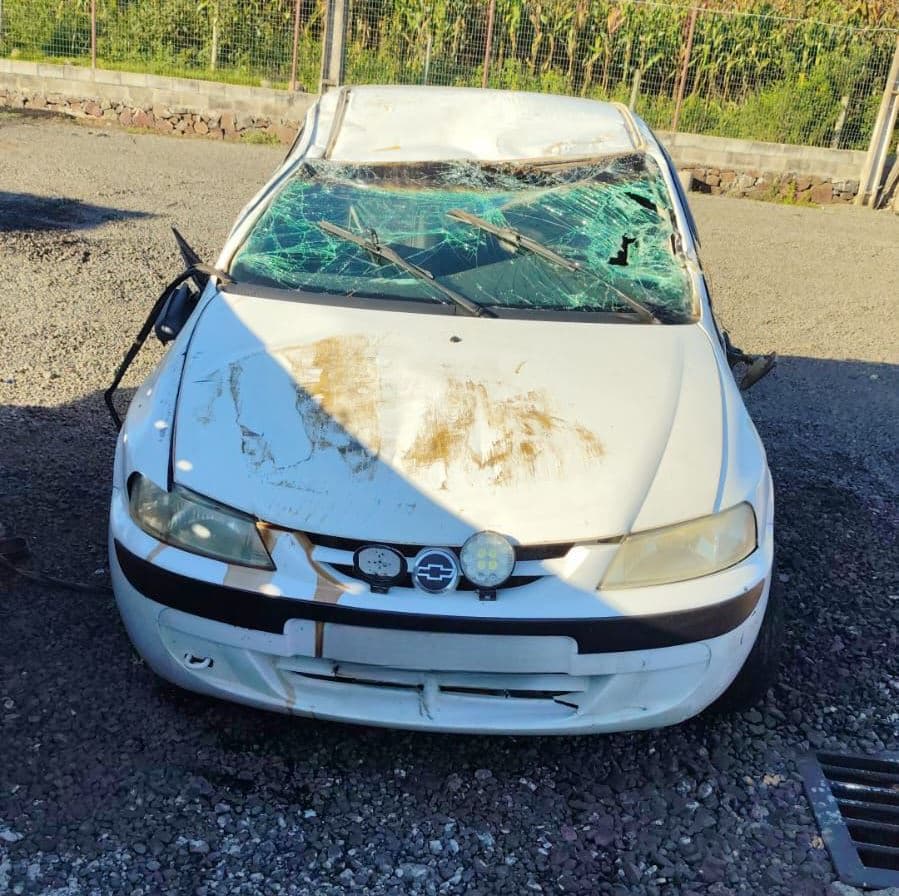 Carro capotou na madrugada de sábado (Foto por PRF)
