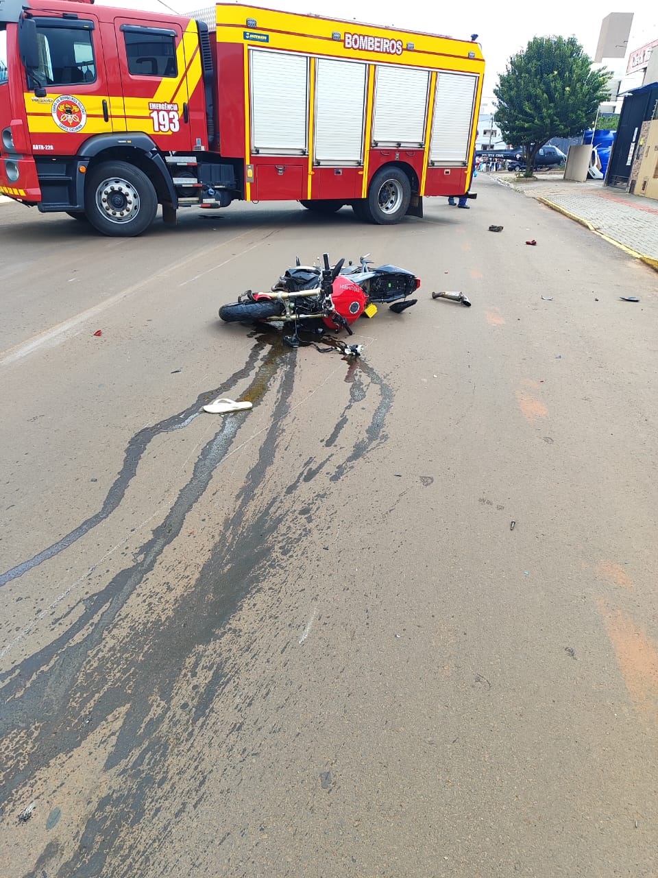 Colisão violenta deixa uma pessoa morta e outra gravemente ferida em Chapecó