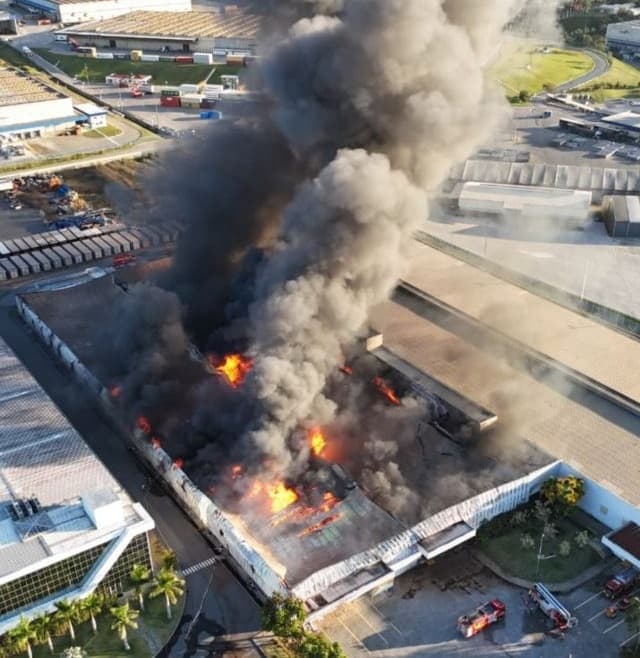 Imagens aéreas mostram dimensão das chamas (Foto por Redes sociais)
