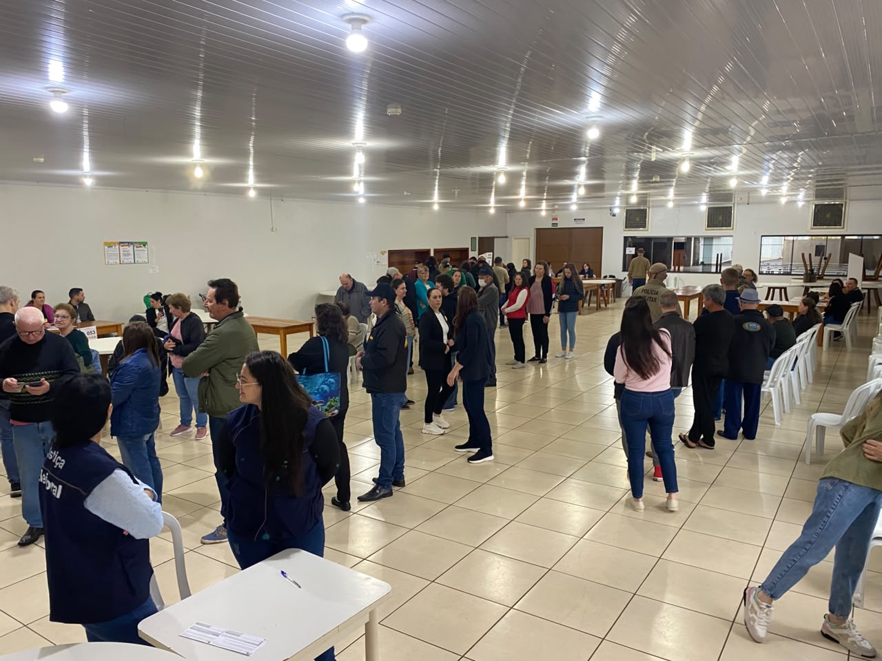 Eleitores começam a chegar aos locais de votação em Pinhalzinho
