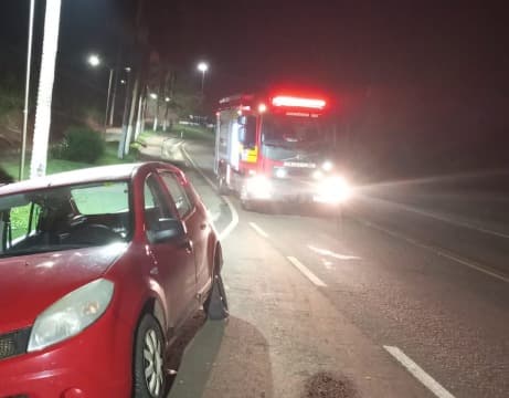 Motorista ficou ferido após saída de pista na SC-159, em Águas Frias, sendo socorrido pelos bombeiros e encaminhado ao hospital (Foto por Divulgação)