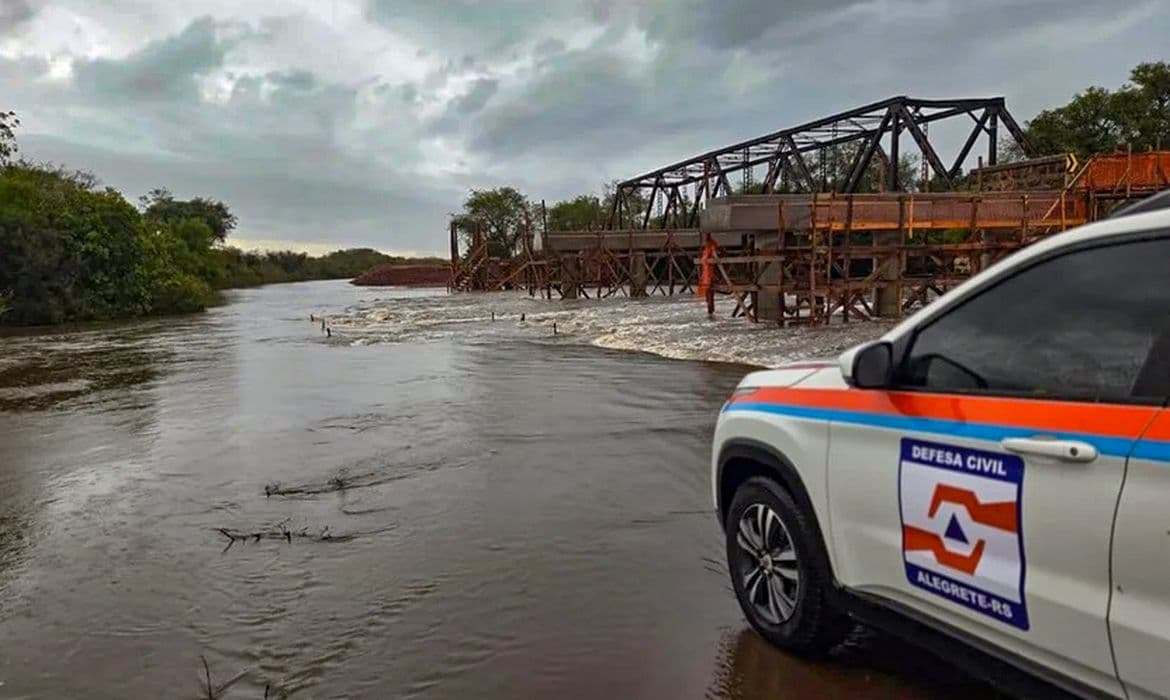 Temporais causam estragos em 43 municípios do Rio Grande do Sul (Foto por Defesa Civil de Alegrete/Divulgação)