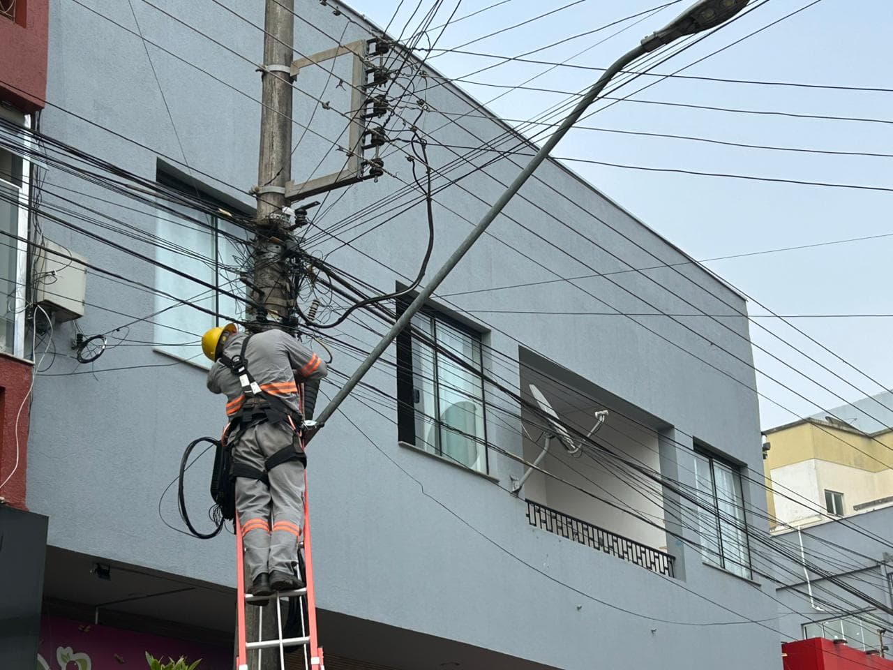 Ação iniciou na cidade; Mais de 60 quilos de fios são retirados de postes (Foto por Divulgação / prefeitura)
