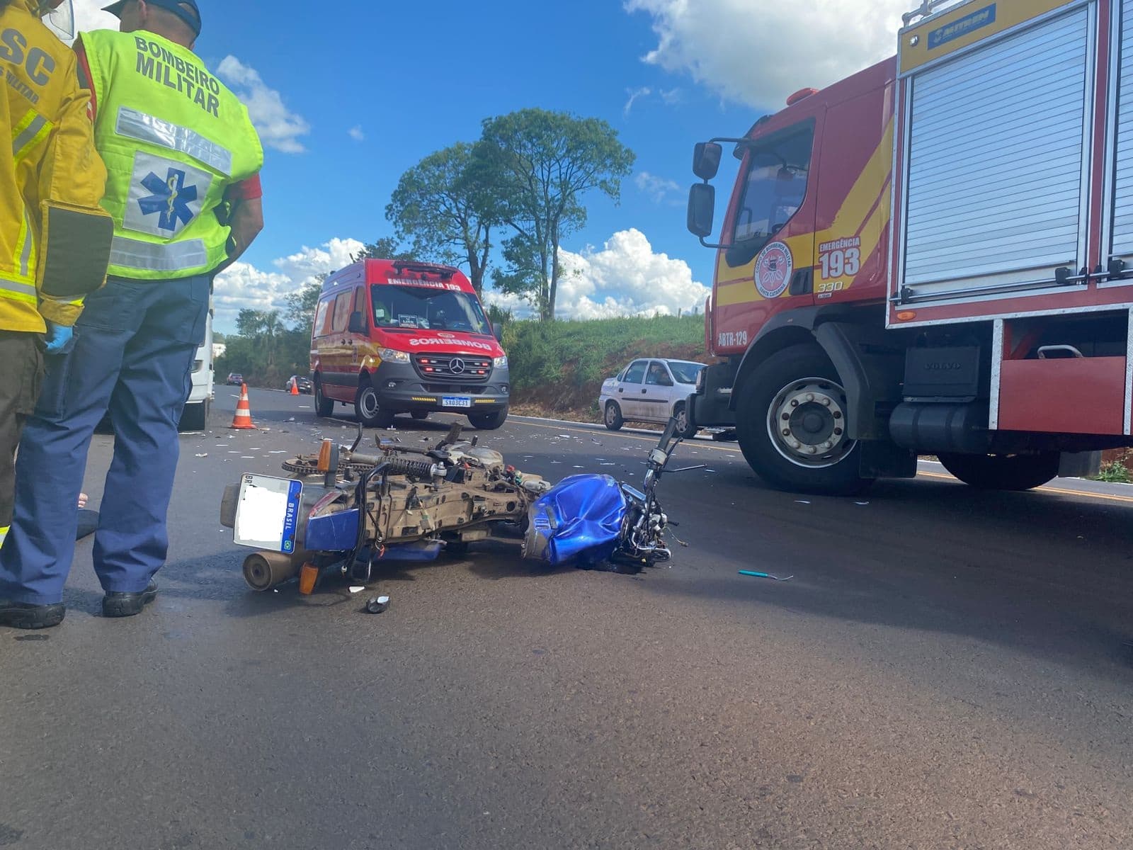Colisão entre moto e caminhão deixa motociclista sem vida na BR-282 em Pinhalzinho (por Felipe Eduardo Zamboni)