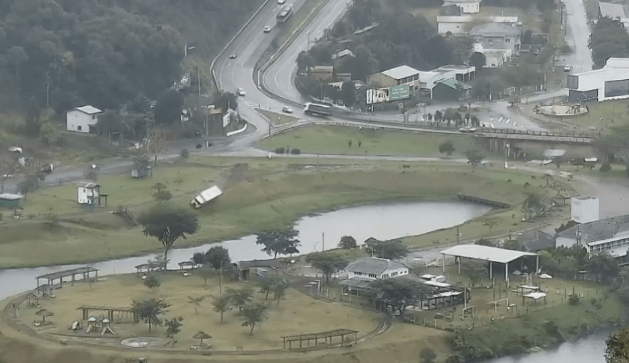 “Bom de braço” no volante, caminhoneiro evita tragédia em Chapecó