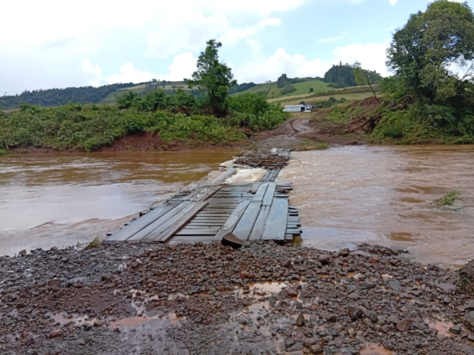 Ponte na Linha Três Amigos é interditada após danos causados pelas fortes chuvas (Foto por Ascom)