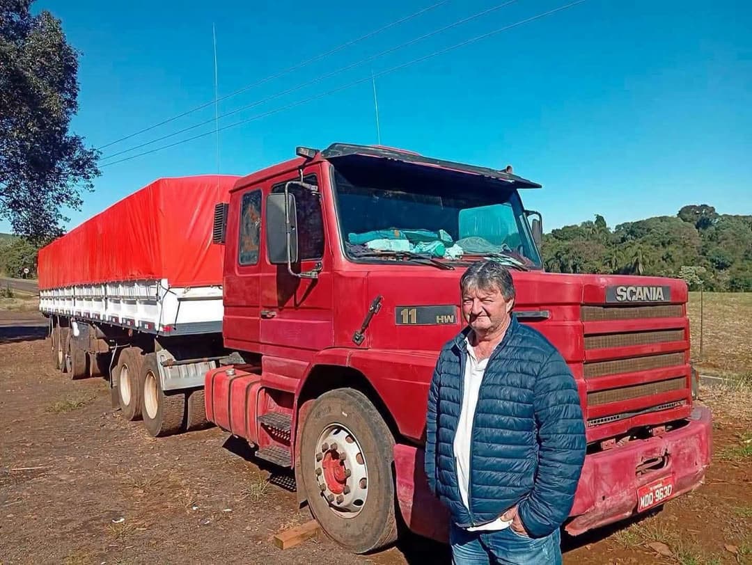 Sem pagar aluguel, caminhoneiro mora na cabine de Scania há 18 anos