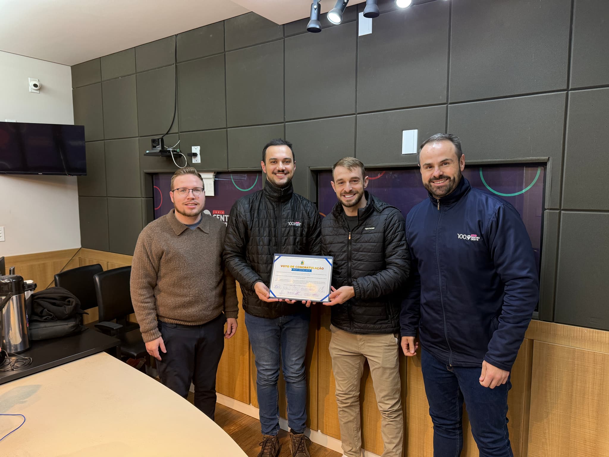 Léo Roos realizou a entrega da homenagem para a equipe da RCO (Foto por RCO)