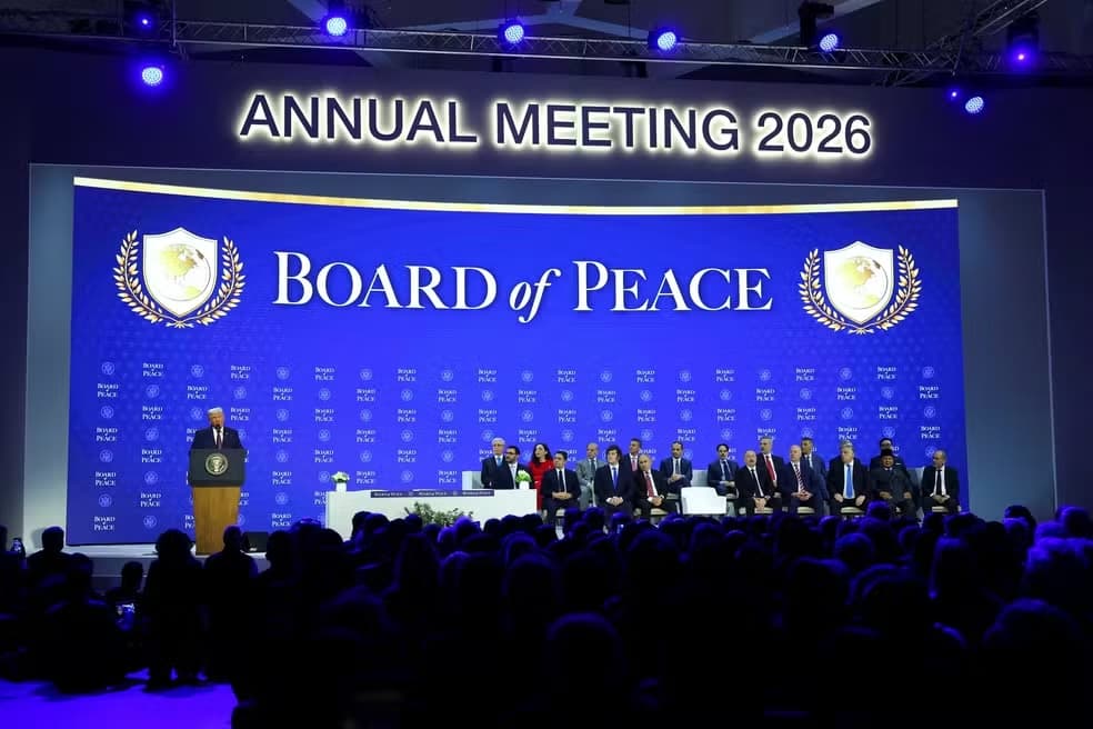 O presidente dos EUA, Donald Trump, discursa durante o lançamento de seu "Conselho da Paz" (Foto por Denis Balibouse/ Reuters)