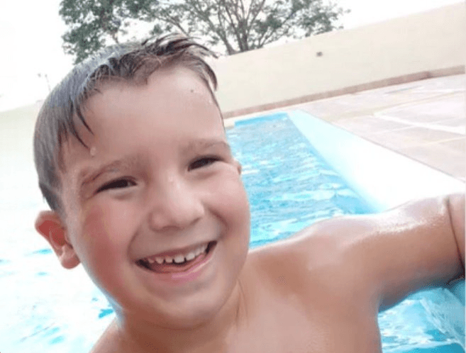 Após cair do sofá, criança de 7 anos enfrenta infecção grave