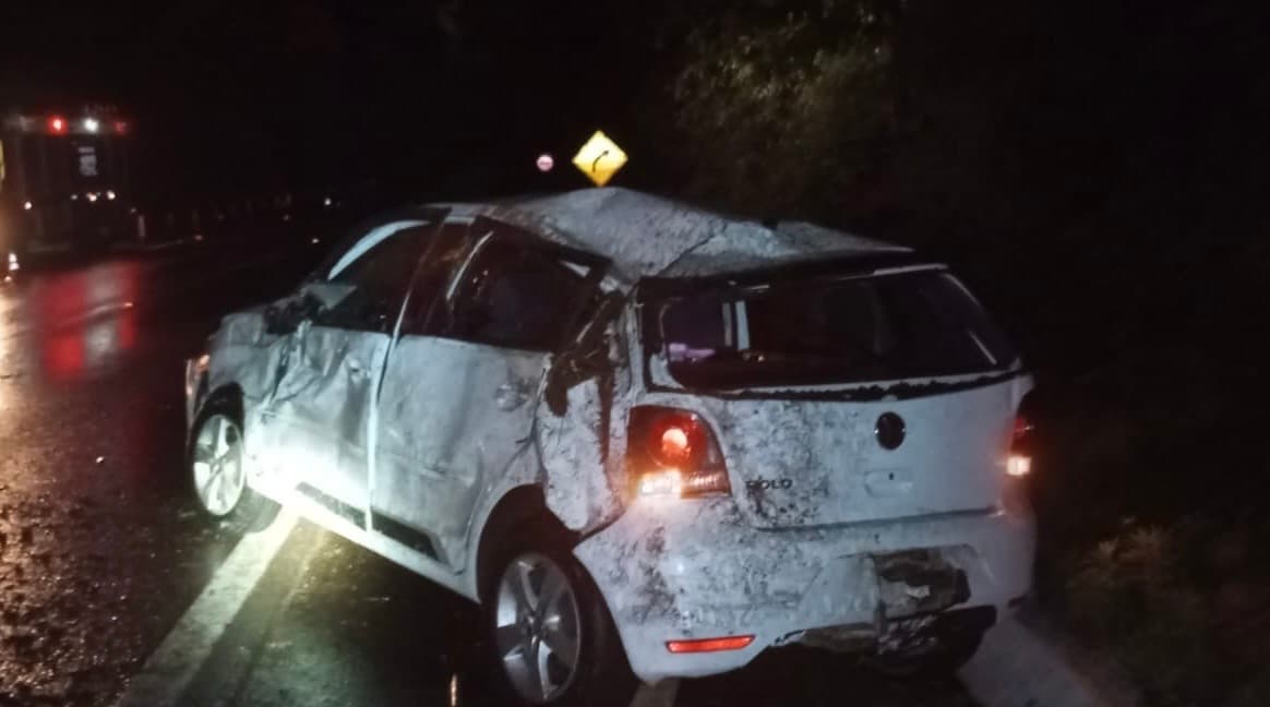 Carro capotou em Saudades (por Corpo de Bombeiros)
