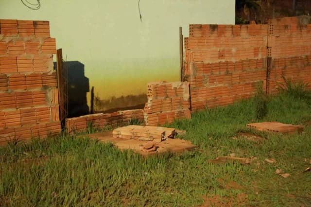 Em Modelo, parede desaba sobre pedreiro