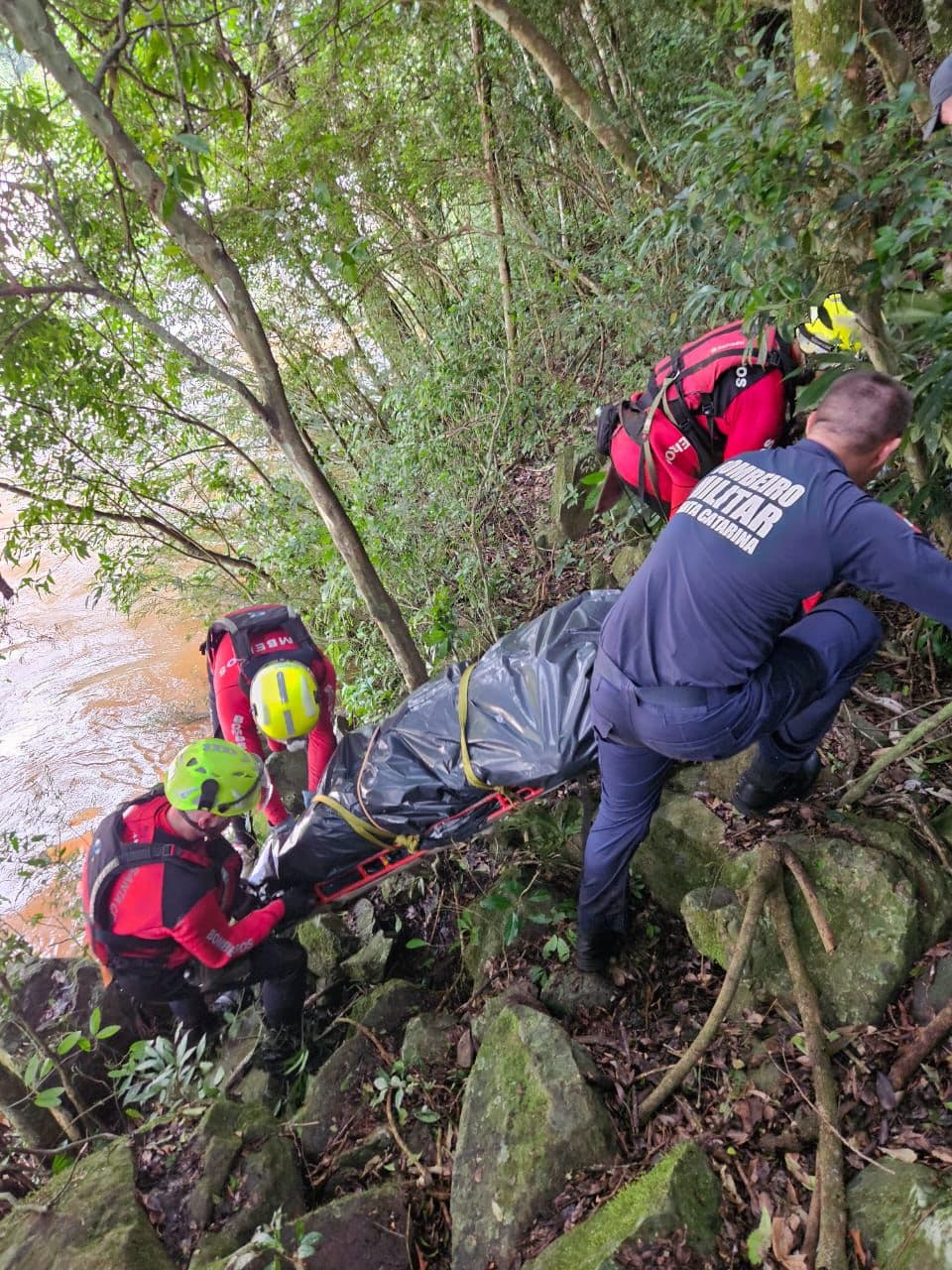 Após dias de buscas, corpo de uma das vítimas é resgatado no rio Chapecozinho