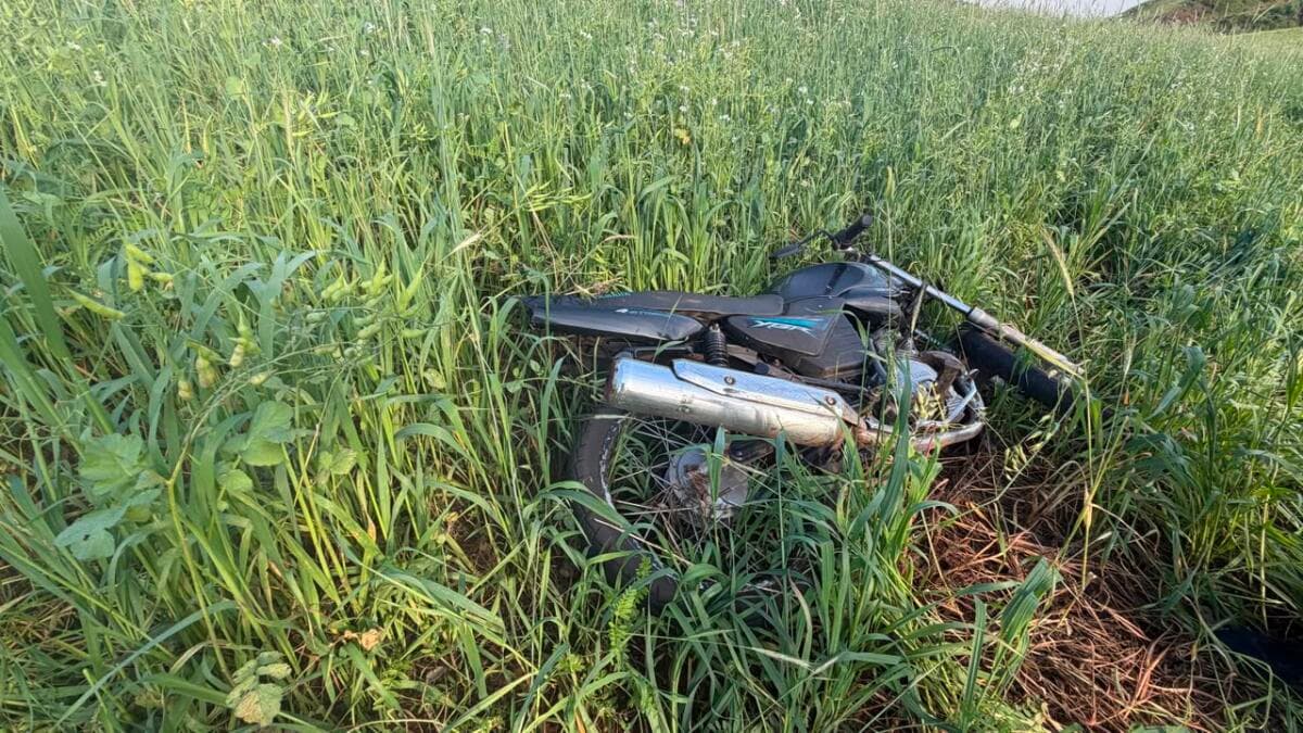 Moto estava deitada em plantação (Foto por Polícia Civil)