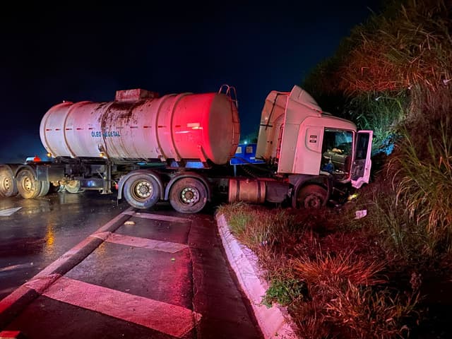Carreta colide contra barranco na BR-282, em Saudades