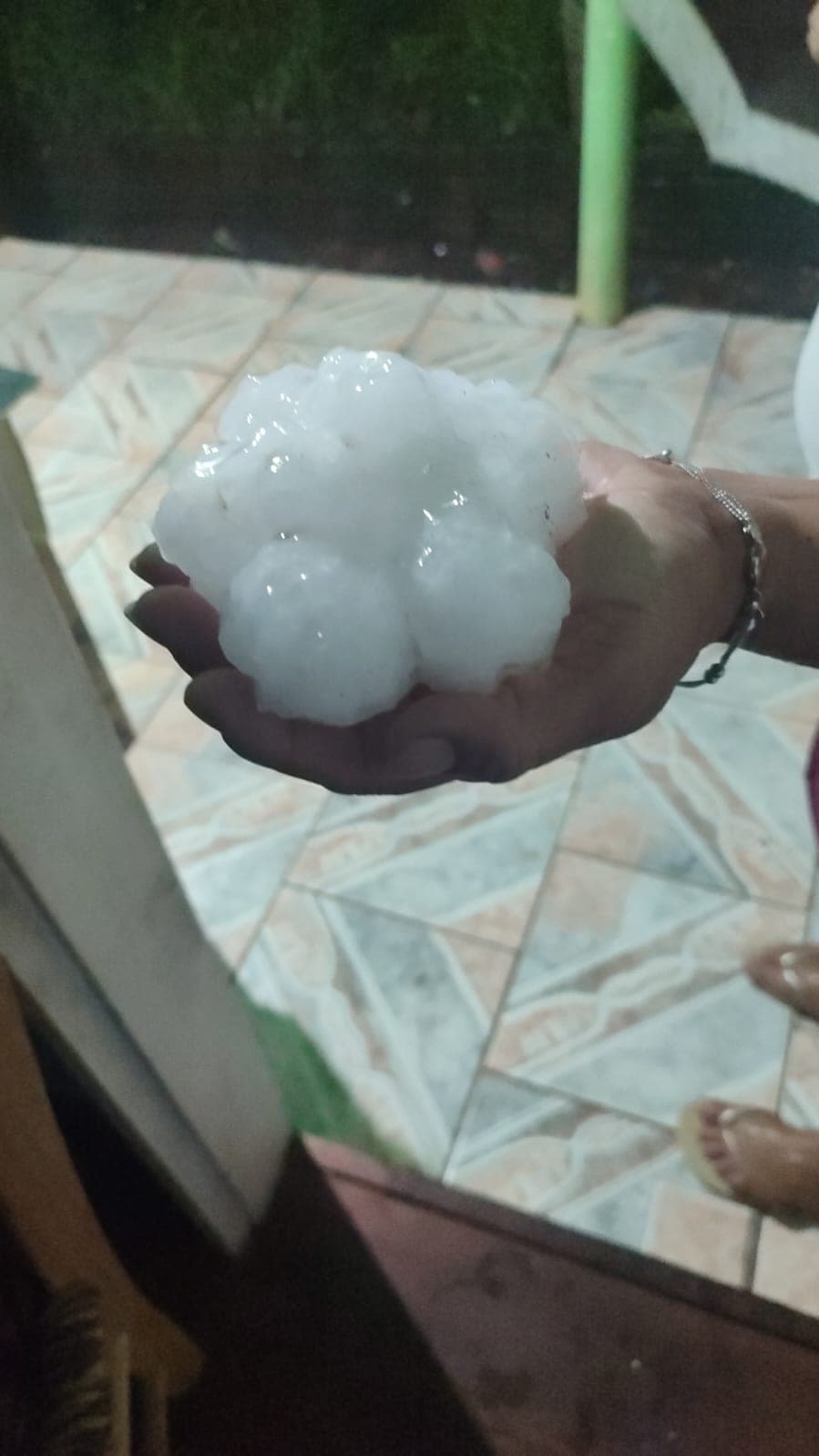 Granizo volta a atingir o Oeste de SC e chama atenção pelo tamanho das pedras
