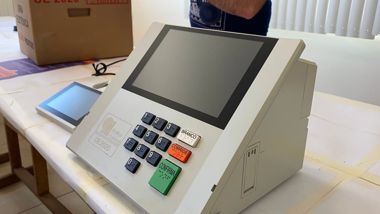 Brasileiros vão às urnas para exercer seu direito do voto (Foto por Felipe Eduardo Zamboni)