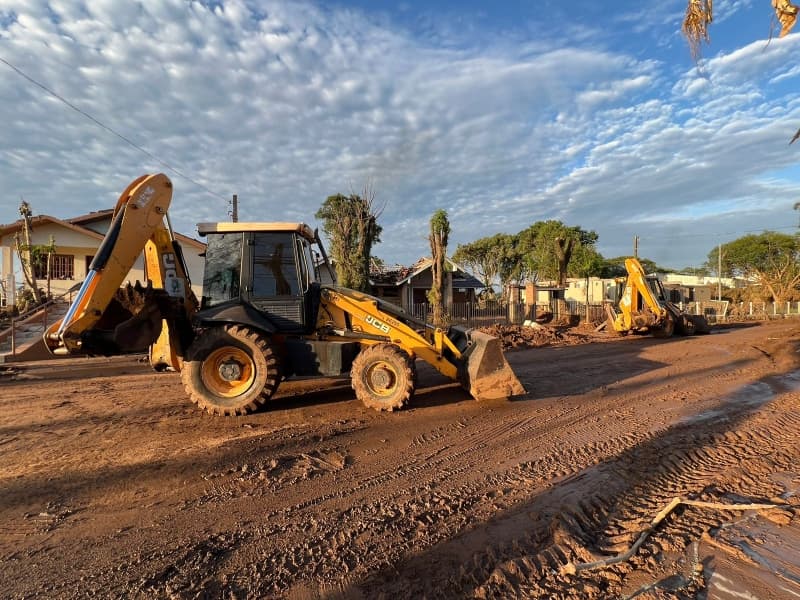 Lei autoriza prefeituras a cederem máquinas a outros municípios (Foto por Prefeitura de Chapecó/Divulgação)