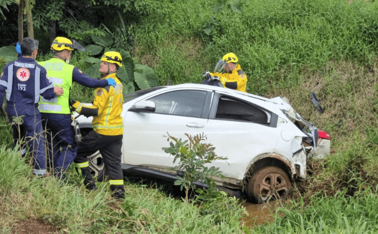 Carro ocupado pelas vítimas (Foto por Everson Coutinho)