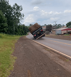 Manobra perigosa é gravada em rodovia