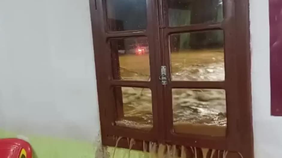 Chuva torrencial faz ruas virarem rios em Treze Tílias e deixa desalojados (Foto por Reprodução/Redes Sociais)