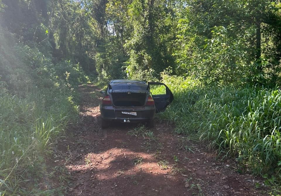 Veículo estava próximo a matagal (Foto por Polícia Civil)