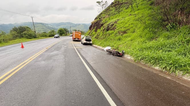 Colisão lateral entre motocicleta e automóvel aconteceu por volta das 7h55; uma terceira vítima, uma mulher, foi socorrida pelas equipes de emergência. (Foto por Divulgação)