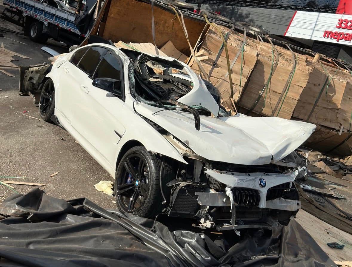 Carro atingido em avenida de Chapecó (Foto por Redes Sociais)